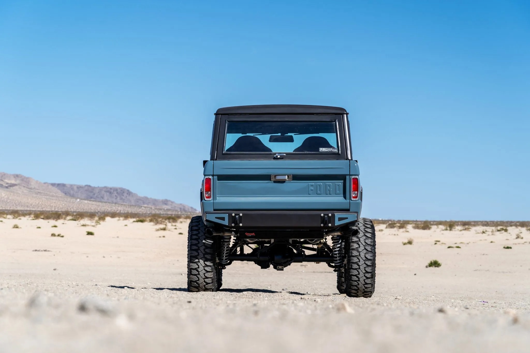 فورد برونكو موديل 1972 مجددة بالكامل بمحرك V8 تُباع بـ 240 ألف دولار! فورد برونكو 1972