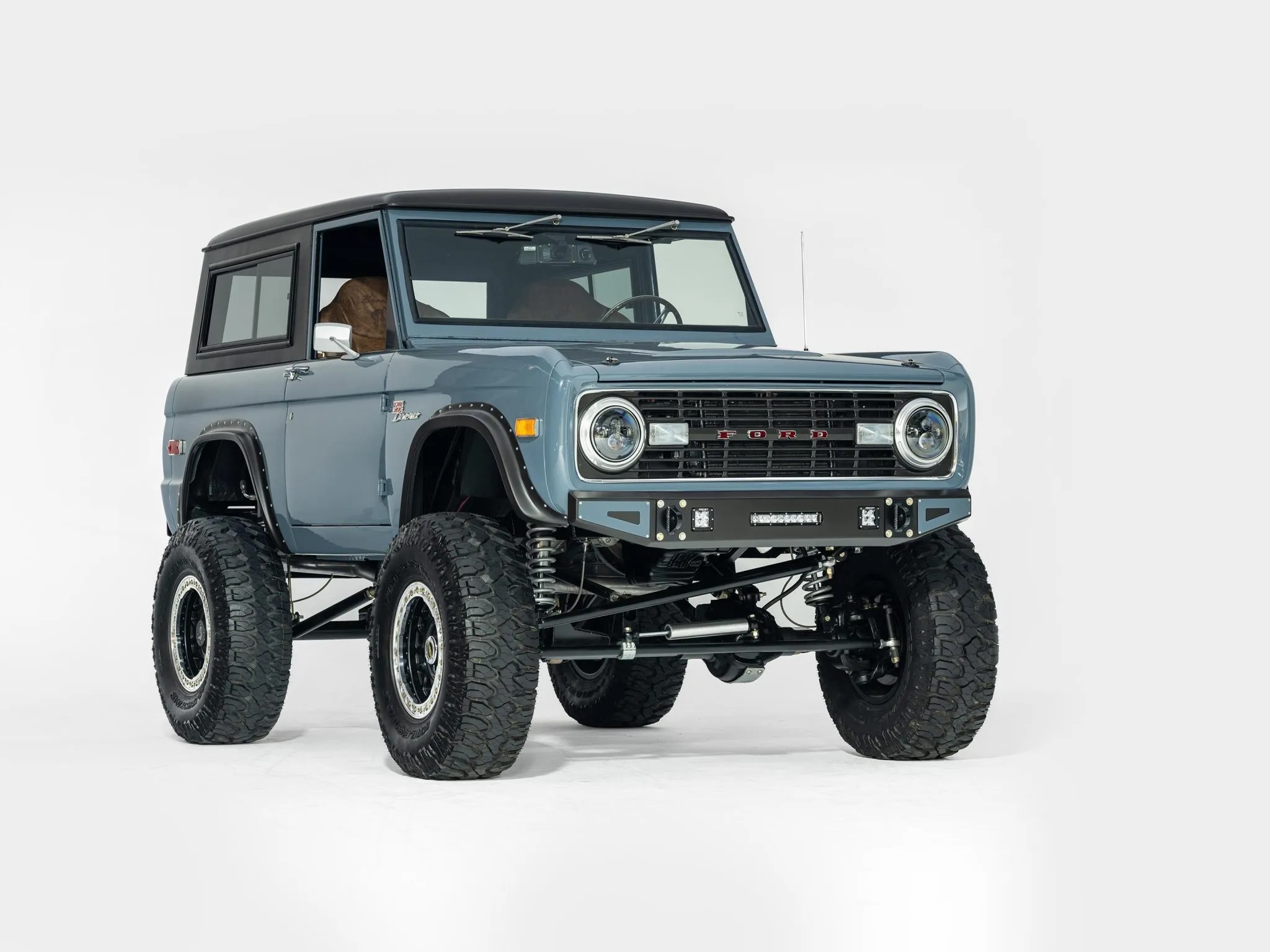 فورد برونكو موديل 1972 مجددة بالكامل بمحرك V8 تُباع بـ 240 ألف دولار! فورد برونكو 1972