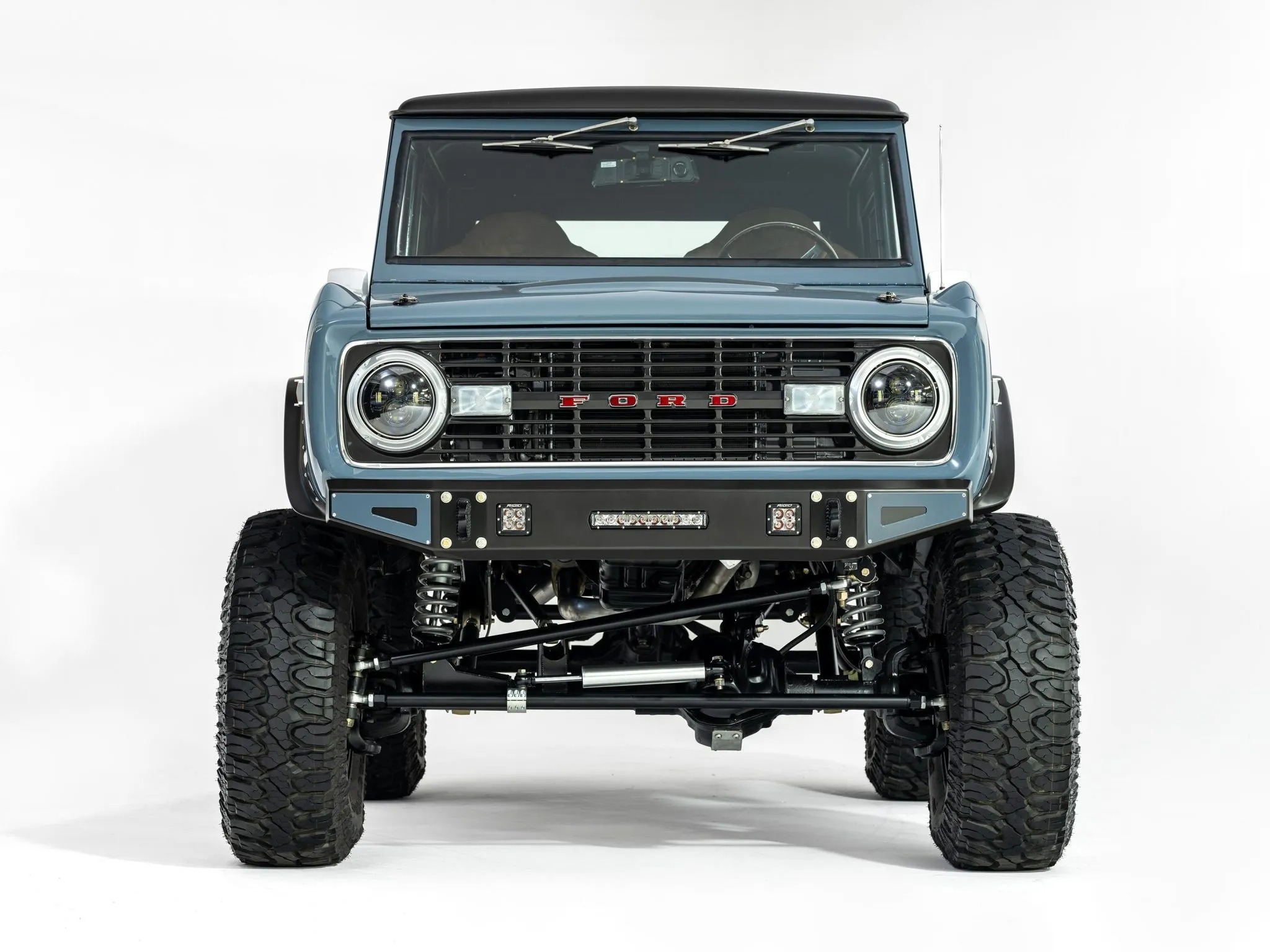 فورد برونكو موديل 1972 مجددة بالكامل بمحرك V8 تُباع بـ 240 ألف دولار! فورد برونكو موديل 1972 مجددة بالكامل بمحرك V8 تُباع بـ 240 ألف دولار! 5