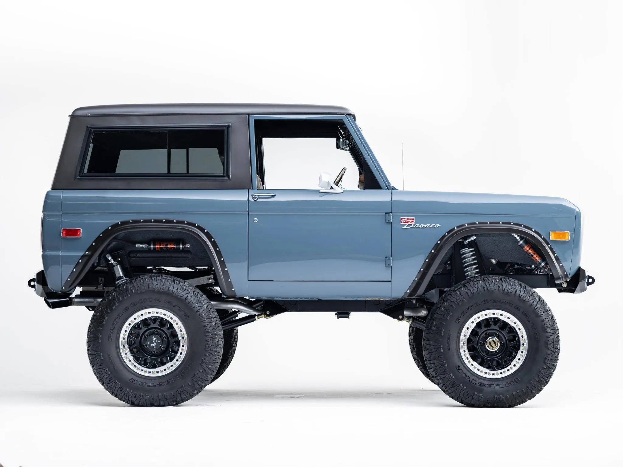 فورد برونكو موديل 1972 مجددة بالكامل بمحرك V8 تُباع بـ 240 ألف دولار! فورد برونكو موديل 1972 مجددة بالكامل بمحرك V8 تُباع بـ 240 ألف دولار! 3