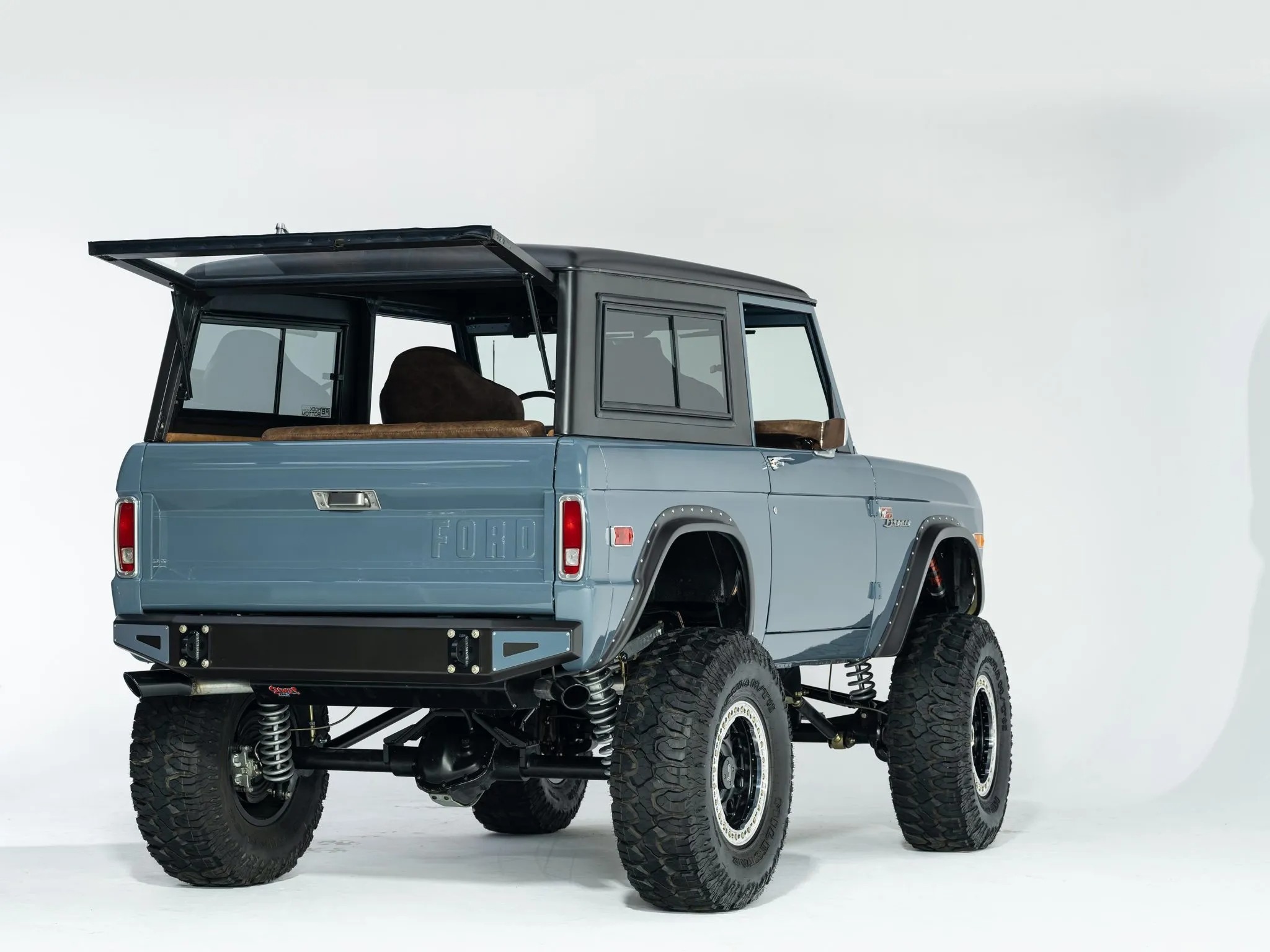 فورد برونكو موديل 1972 مجددة بالكامل بمحرك V8 تُباع بـ 240 ألف دولار! فورد برونكو 1972