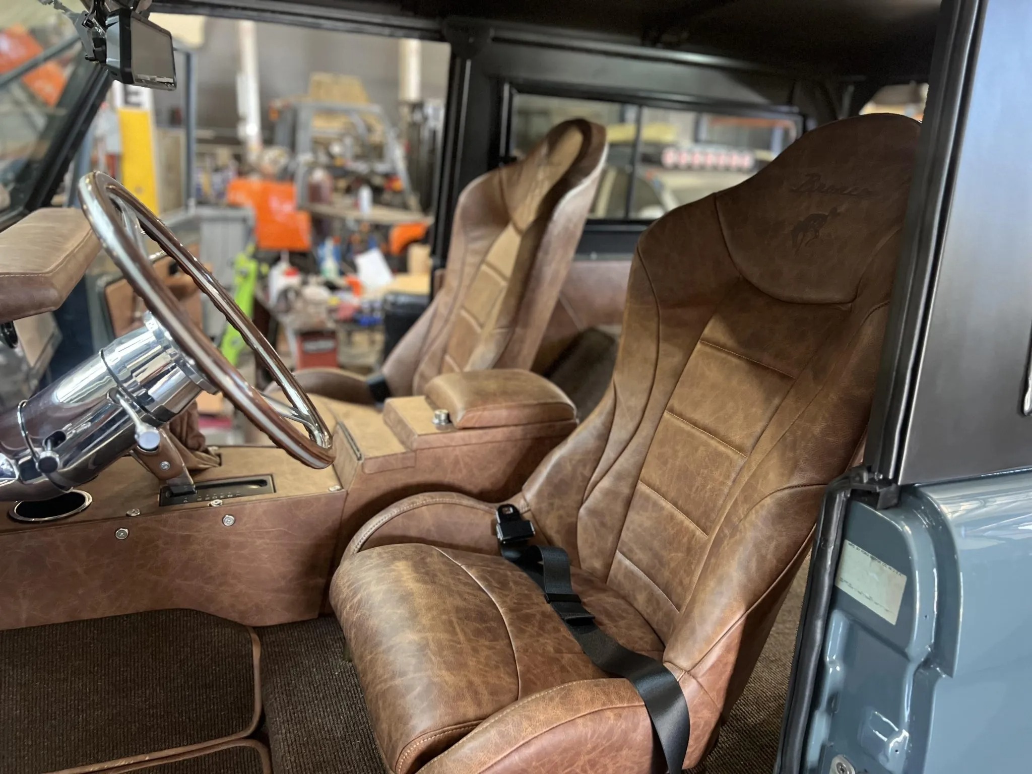 فورد برونكو موديل 1972 مجددة بالكامل بمحرك V8 تُباع بـ 240 ألف دولار! فورد برونكو موديل 1972 مجددة بالكامل بمحرك V8 تُباع بـ 240 ألف دولار! 9