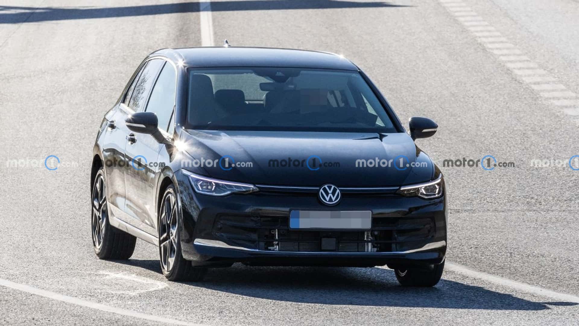 فولكس واجن جولف 2024 فيس ليفت تظهر في صور تجسسية بدون تمويهات تقريباً فولكس واجن جولف 2024 فيس ليفت تظهر في صور تجسسية بدون تمويهات تقريباً 2
