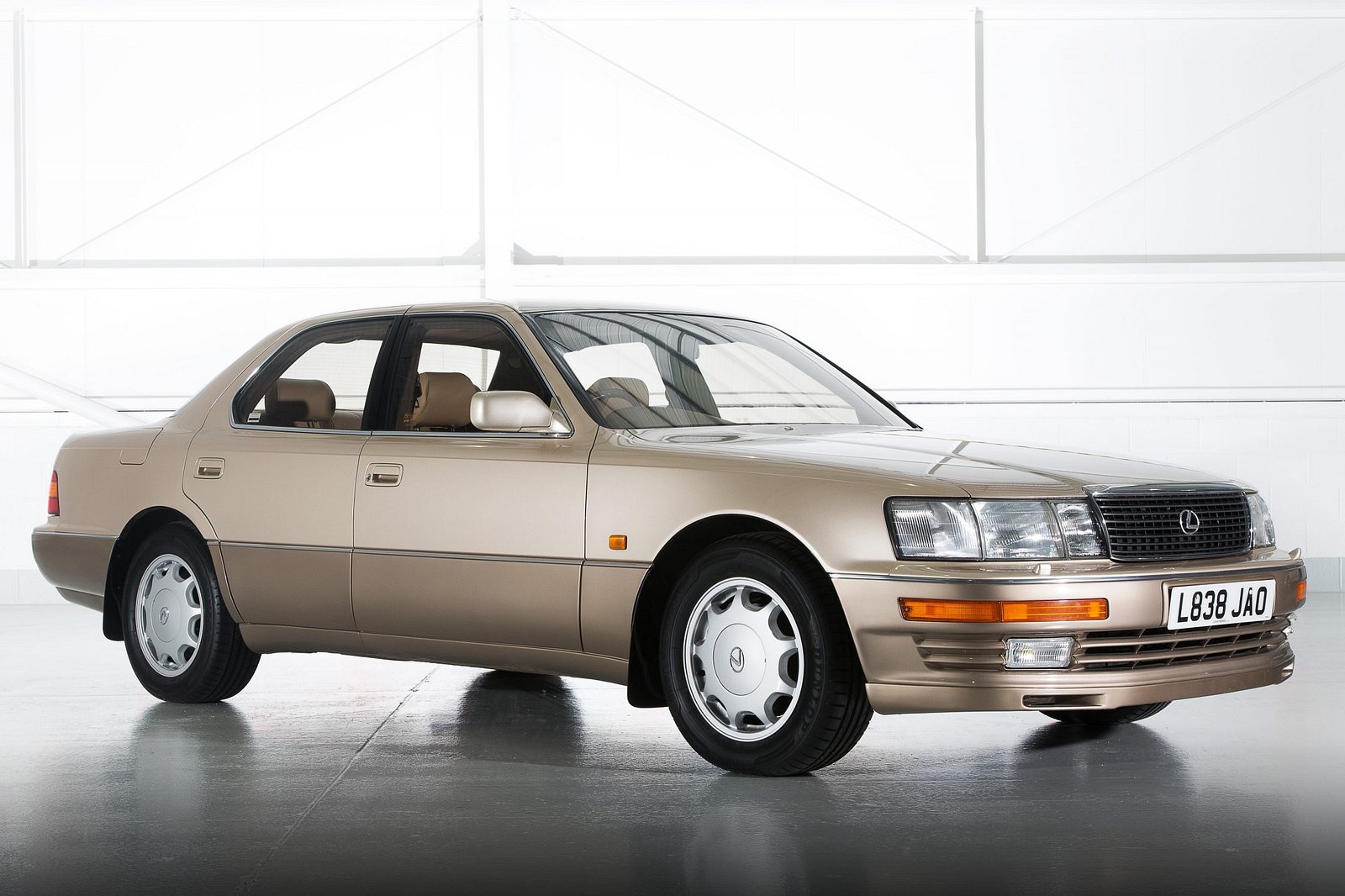 القصة وراء جيل مرسيدس اس كلاس W220 الأكثر إثارة للجدل في تاريخ الموديل لكزس LS 400