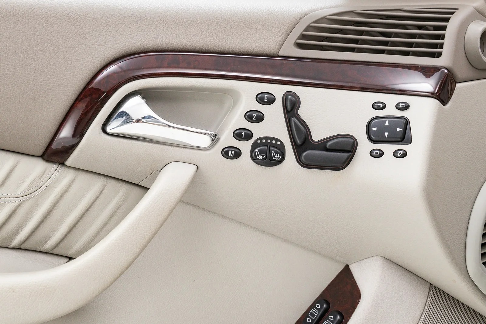 القصة وراء جيل مرسيدس اس كلاس W220 الأكثر إثارة للجدل في تاريخ الموديل القصة وراء جيل مرسيدس اس كلاس W220 الأكثر إثارة للجدل في تاريخ الموديل 3