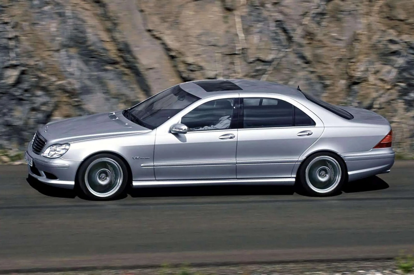 القصة وراء جيل مرسيدس اس كلاس W220 الأكثر إثارة للجدل في تاريخ الموديل القصة وراء جيل مرسيدس اس كلاس W220 الأكثر إثارة للجدل في تاريخ الموديل 6