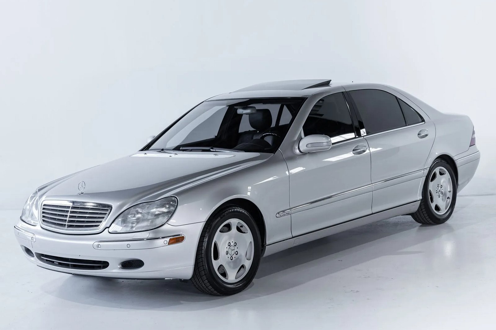 القصة وراء جيل مرسيدس اس كلاس W220 الأكثر إثارة للجدل في تاريخ الموديل القصة وراء جيل مرسيدس اس كلاس W220 الأكثر إثارة للجدل في تاريخ الموديل 1