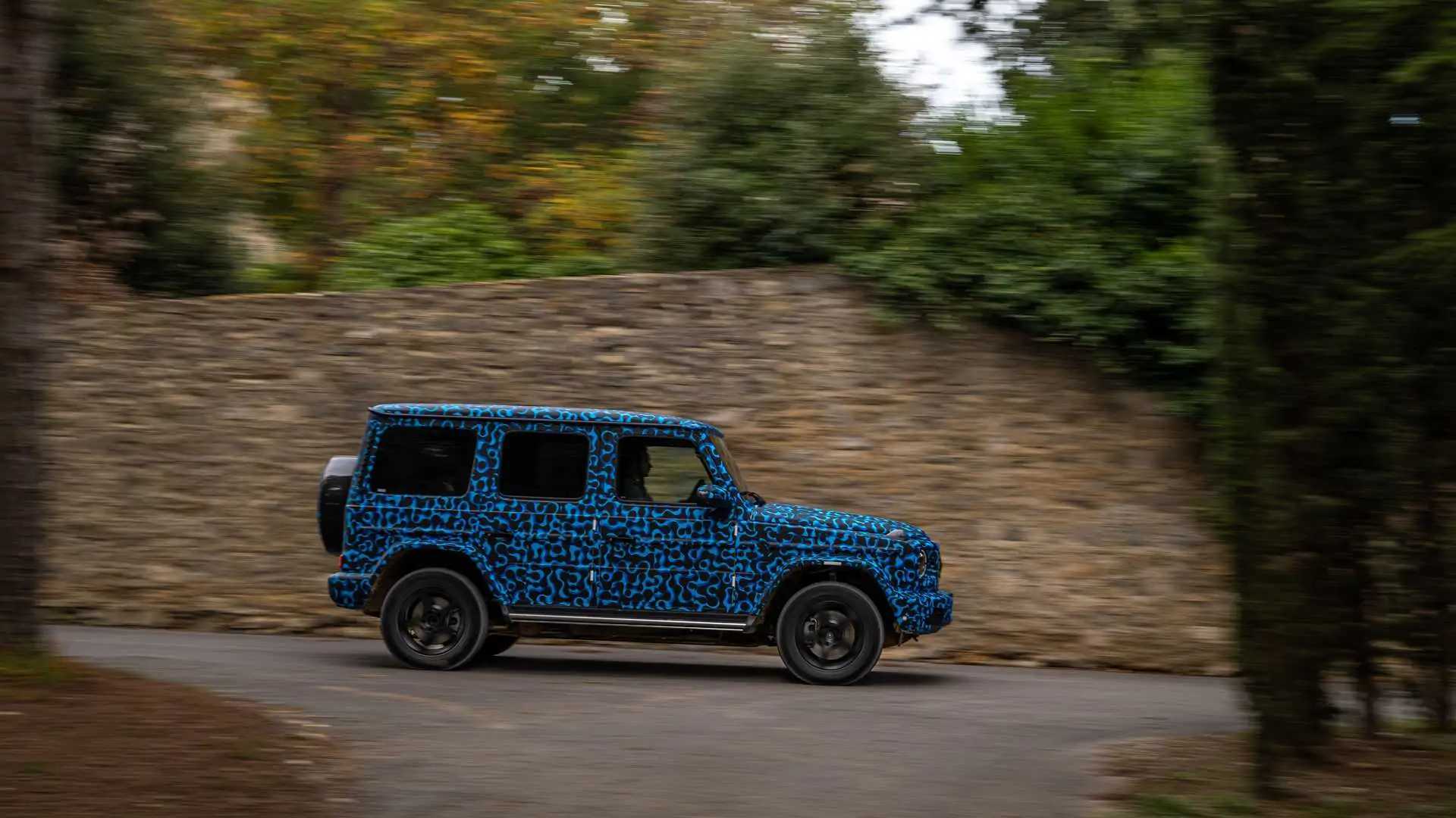 مرسيدس تؤكد على تدشين جي كلاس الكهربائية الجديدة كلياً خلال أشهر معدودة بالتوازي مع نسخة الفيس ليفت 12