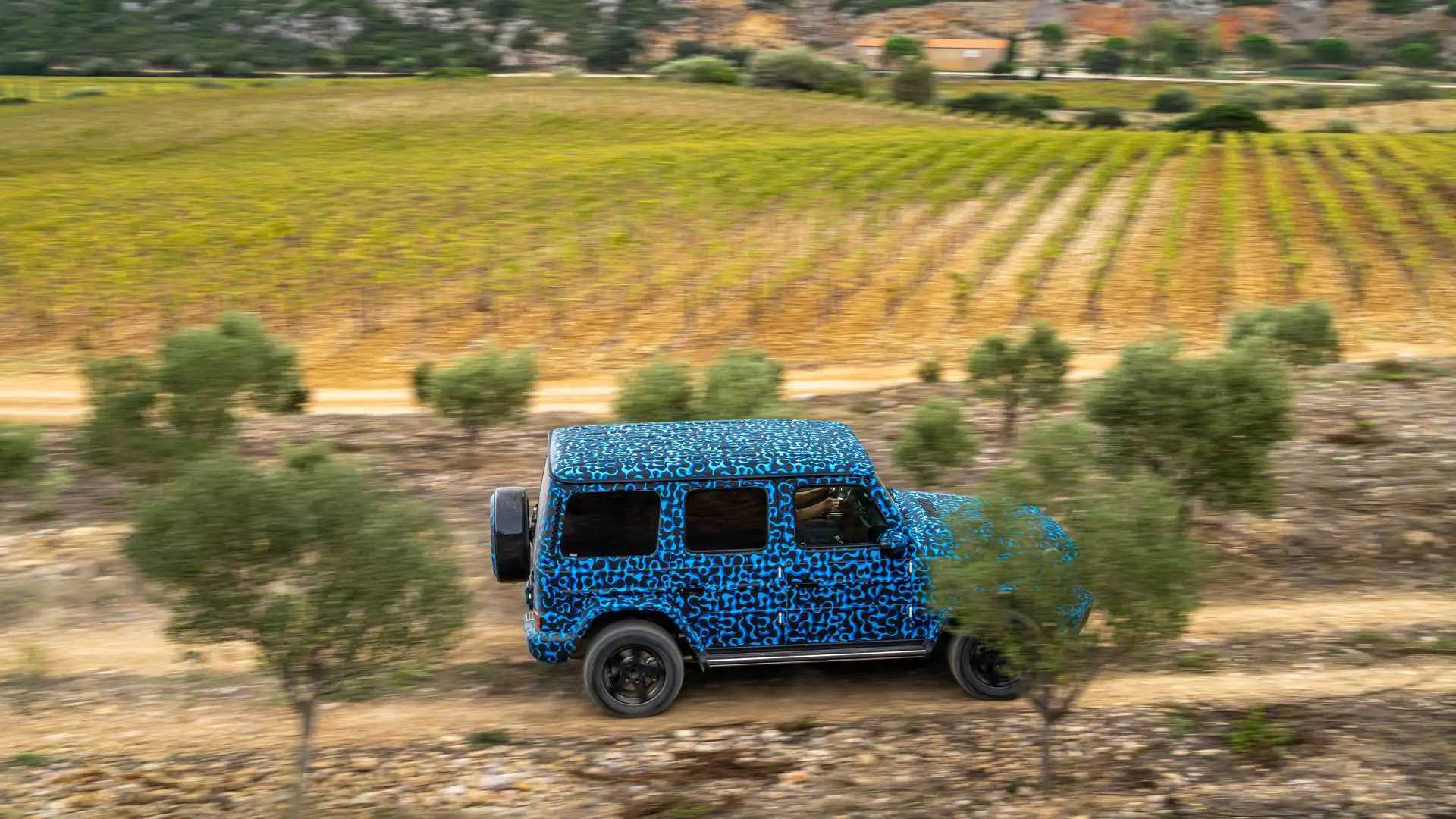 مرسيدس تؤكد على تدشين جي كلاس الكهربائية الجديدة كلياً خلال أشهر معدودة بالتوازي مع نسخة الفيس ليفت 8