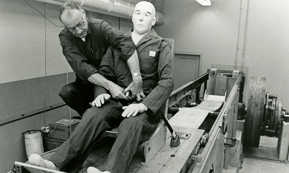 حكايات في عالم السيارات.. رحلة الابتكار وراء اختراع أول أنظمة الأمان في السيارة