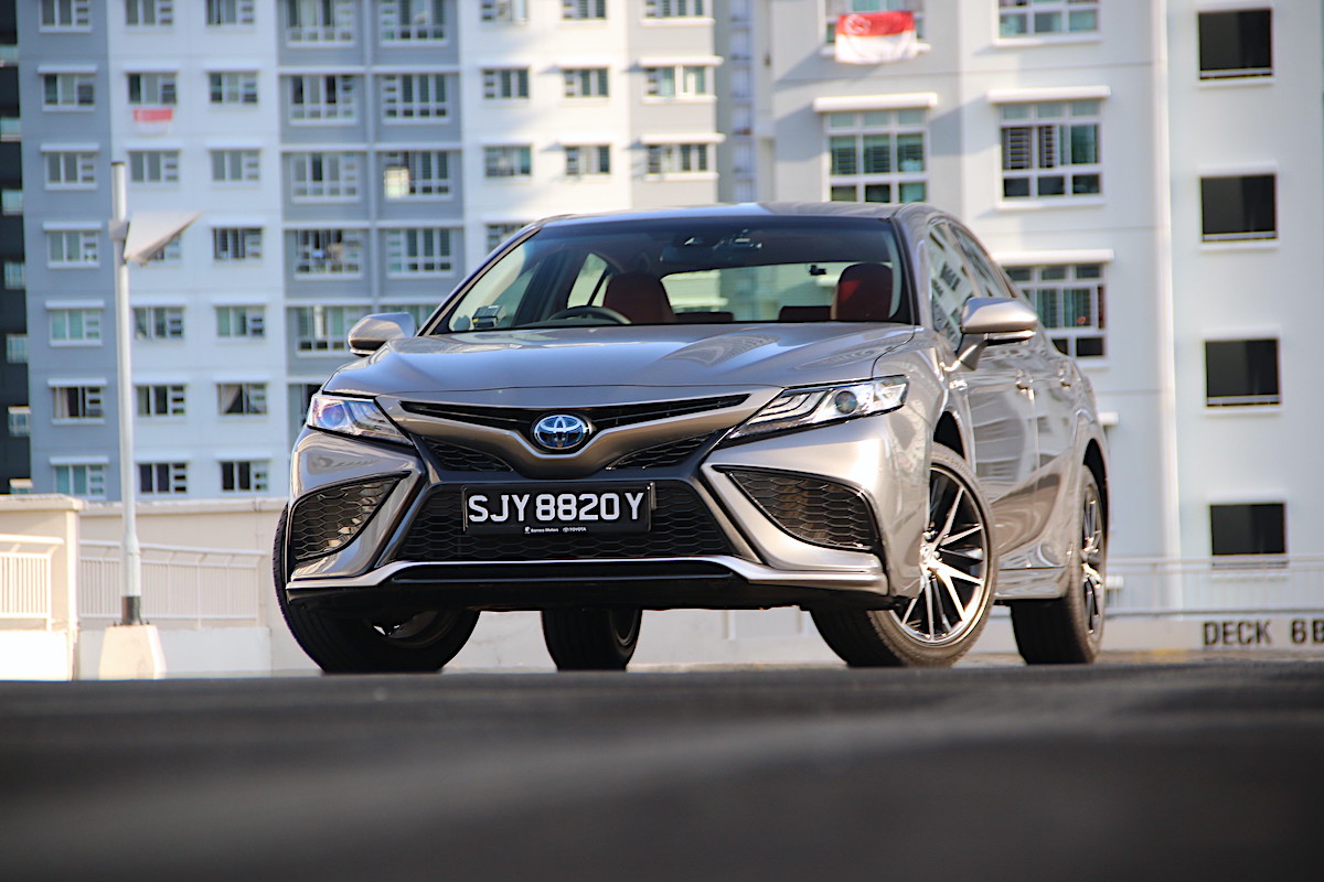 كيف وصل سعر تويوتا كامري هايبرد في سنغافورة لما يعادل 696 ألف ريال؟!