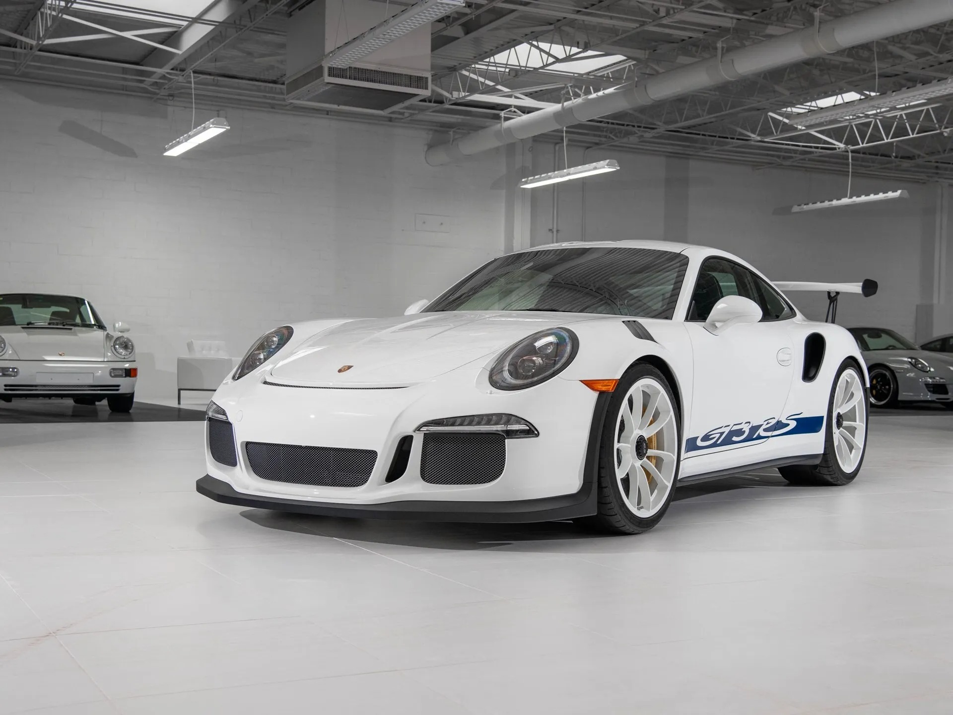 مجموعة نادرة تتكون من 56 سيارة بورش باللون الأبيض تعرض جميعها للبيع في مزاد علني مجموعة نادرة تتكون من 56 سيارة بورش باللون الأبيض تعرض جميعها للبيع في مزاد علني 18