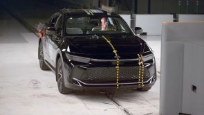 تويوتا كراون 2023 تحصل على أفضل جائزة للسلامة من معهد التأمين للسلامة على الطرق السريعة IIHS تويوتا كراون 2023