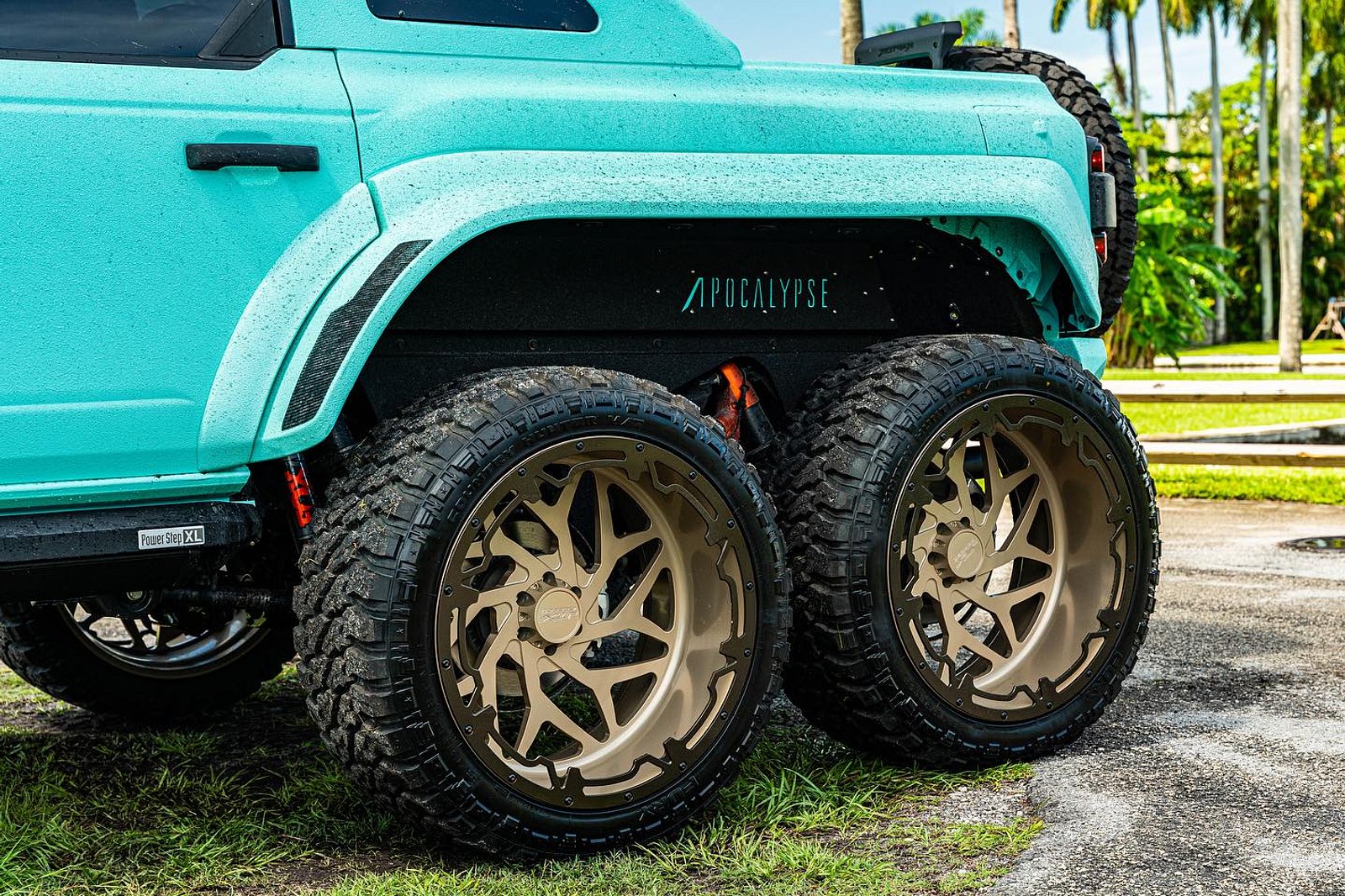 فورد برونكو رابتر تتحول إلى شاحنة ضخمة بستة عجلات من شركة أبوكاليبس الأمريكية فورد برونكو رابتر 6X6