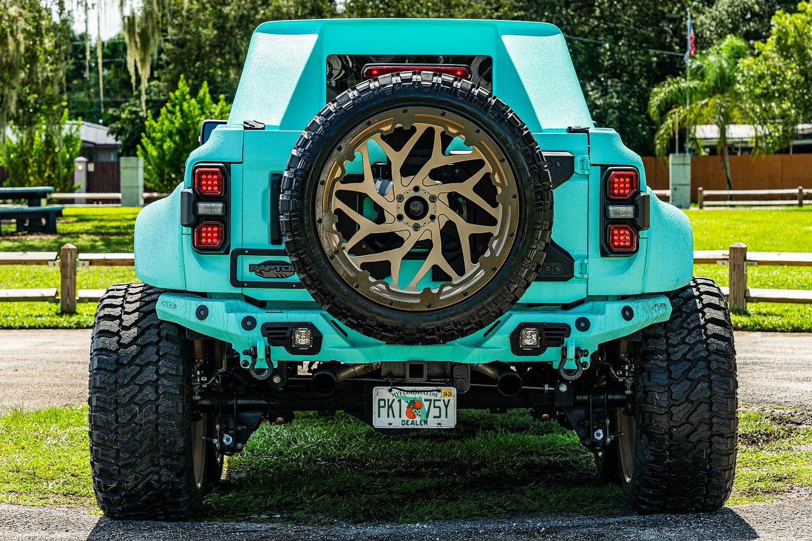 فورد برونكو رابتر تتحول إلى شاحنة ضخمة بستة عجلات من شركة أبوكاليبس الأمريكية فورد برونكو رابتر تتحول إلى شاحنة ضخمة بستة عجلات من شركة أبوكاليبس الأمريكية 1