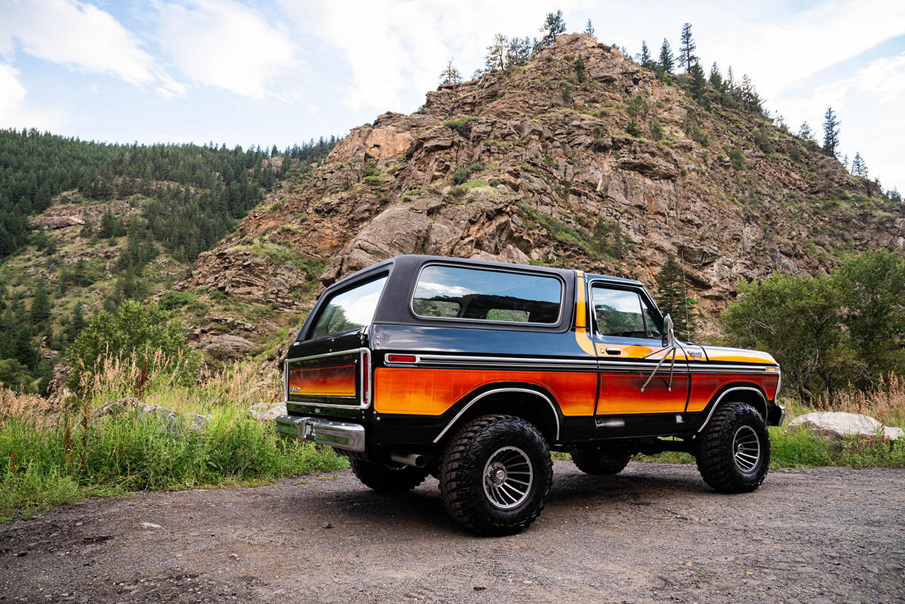 نسخة رائعة من فورد برونكو 1979 الكلاسيكية تحصل على محرك V8 حديث نسخة رائعة من فورد برونكو 1979 الكلاسيكية تحصل على محرك V8 حديث 4