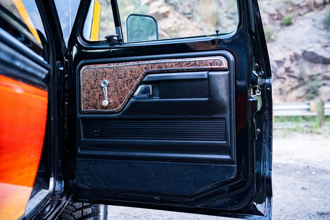 نسخة رائعة من فورد برونكو 1979 الكلاسيكية تحصل على محرك V8 حديث نسخة رائعة من فورد برونكو 1979 الكلاسيكية تحصل على محرك V8 حديث 16