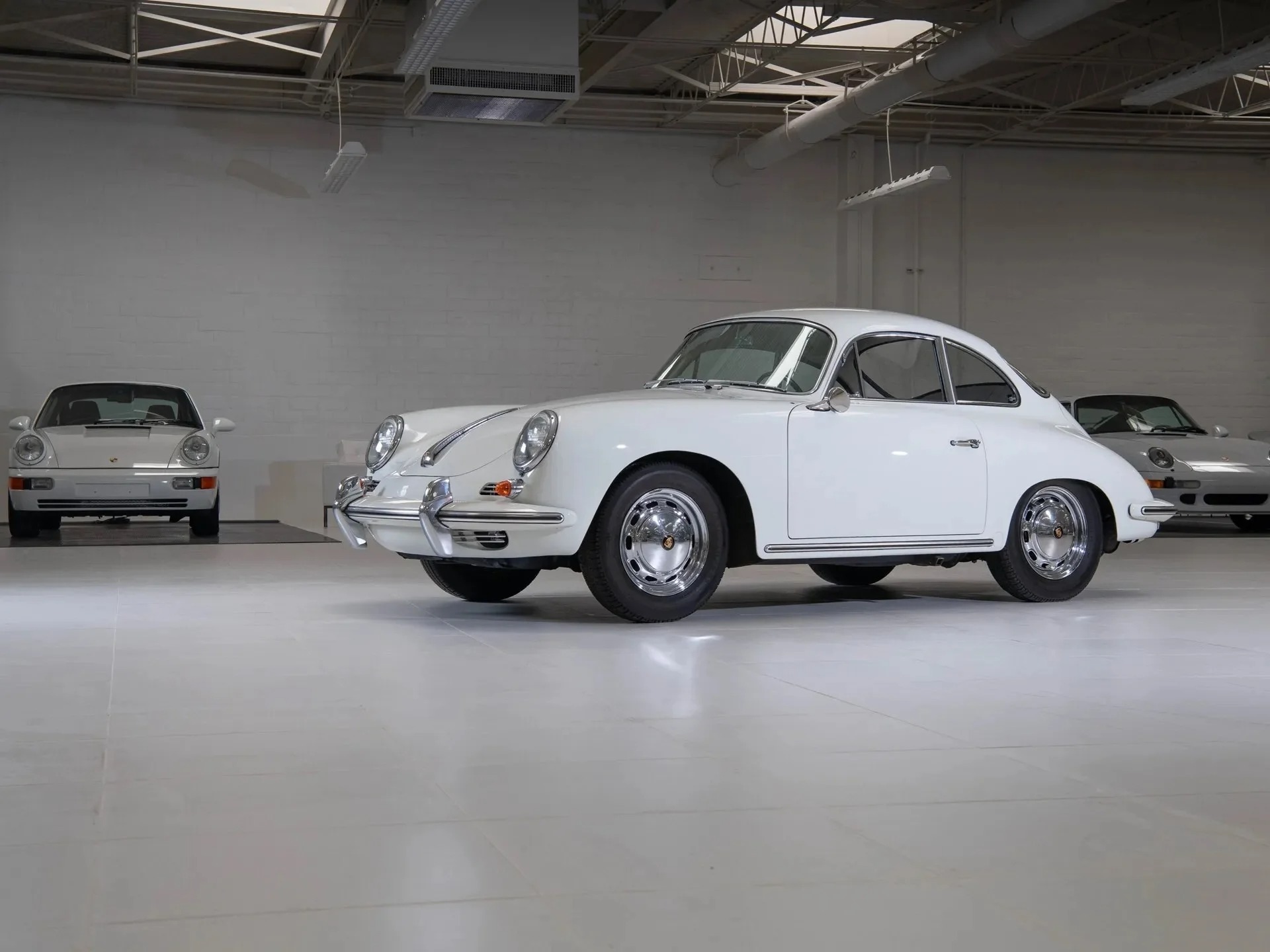 مجموعة نادرة تتكون من 56 سيارة بورش باللون الأبيض تعرض جميعها للبيع في مزاد علني مجموعة نادرة تتكون من 56 سيارة بورش باللون الأبيض تعرض جميعها للبيع في مزاد علني 24