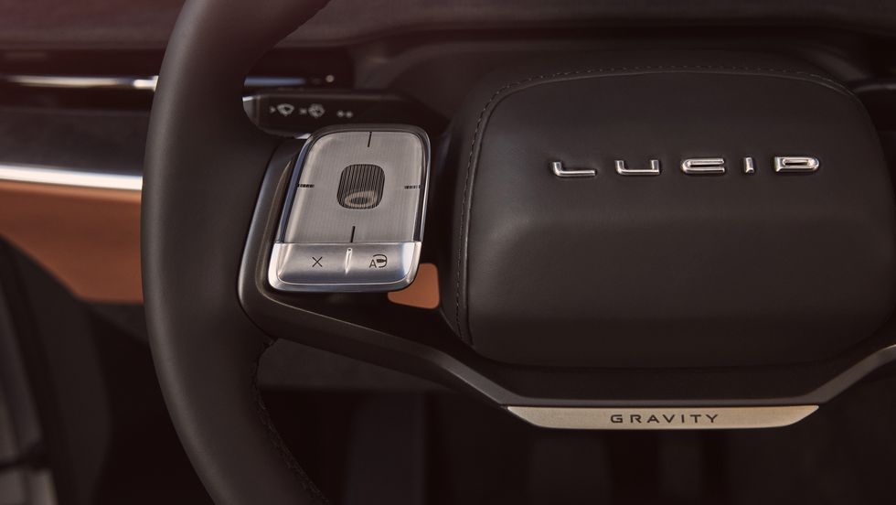 كم سعر لوسيد جرافيتي 2025 Lucid Gravity؟ إليكم مواصفاتها كاملة كم سعر لوسيد جرافيتي 2025 Lucid Gravity؟ إليكم مواصفاتها كاملة 15