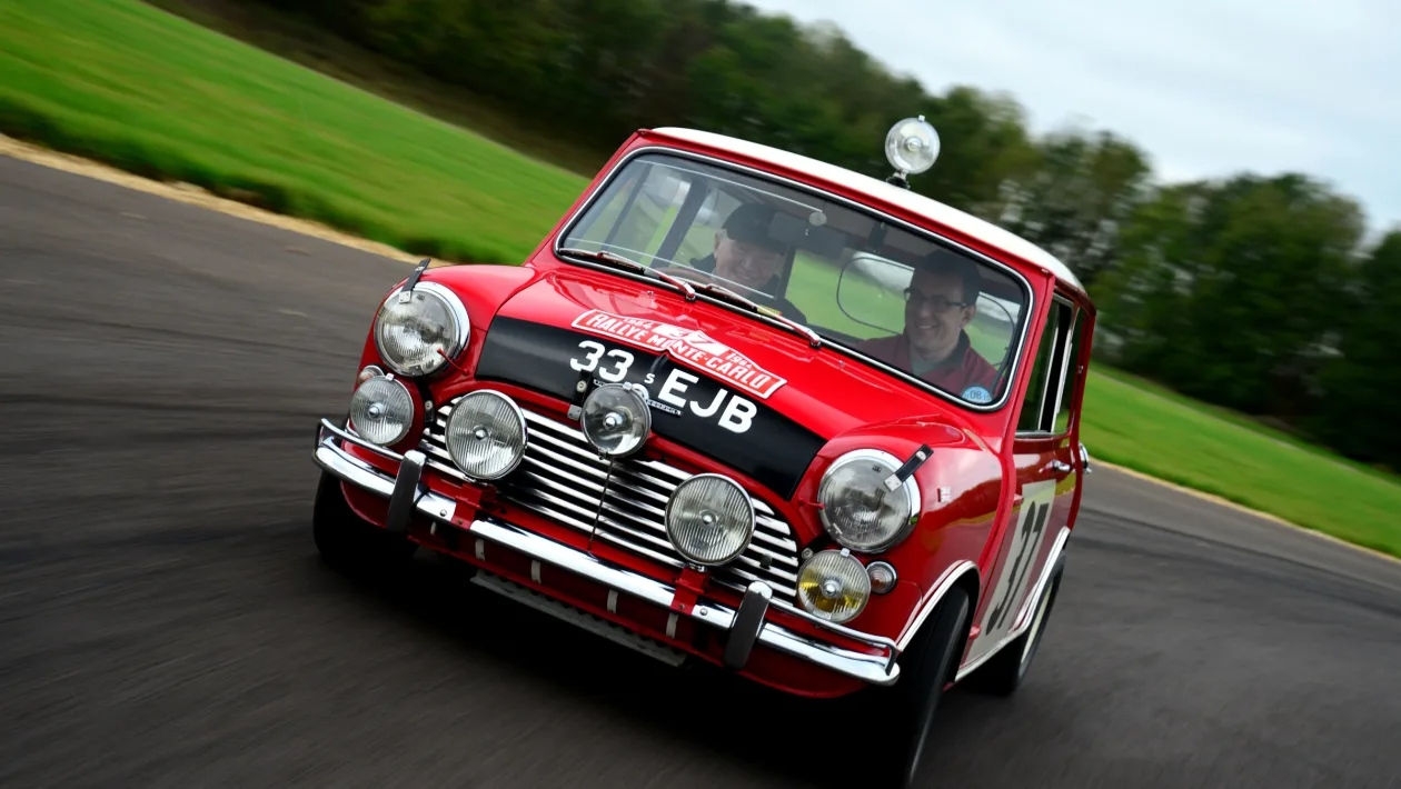 تاريخ ميني في رياضة السيارات: قصة النجاح في رالي مونتي كارلو