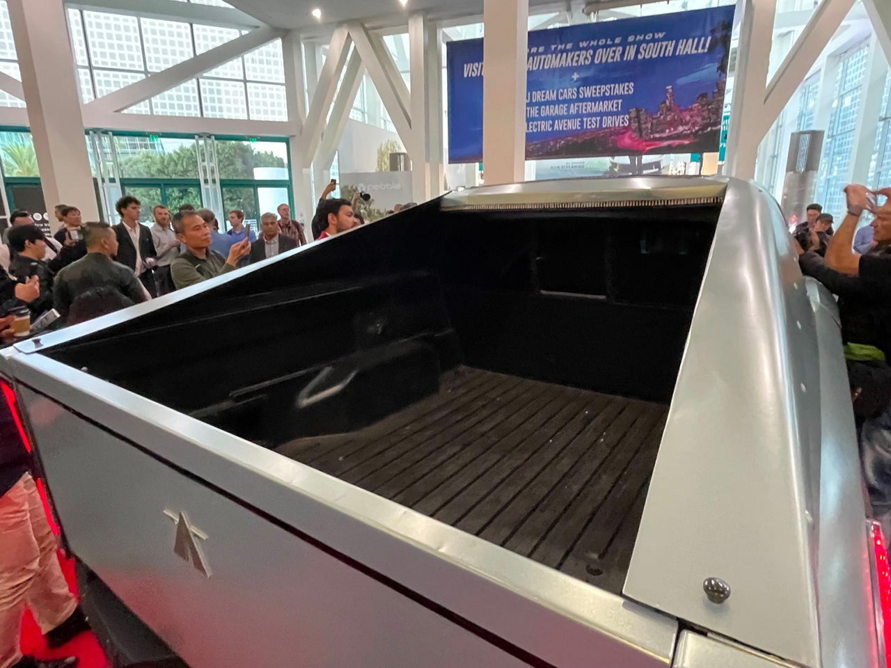 ايتكس روبوتراك هي شاحنة كهربائية جديدة كلياً لمنافسة تيسلا سايبرتراك ايتكس روبوتراك هي شاحنة كهربائية جديدة كلياً لمنافسة تيسلا سايبرتراك 18