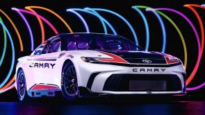 تويوتا كامري تحصل على إصدار XSE المخصص لسباقات ناسكار الأمريكية لعام 2024 تويوتا كامري ناسكار