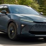 تويوتا كراون سيجنيا 2025 الجديدة كلياً تنطلق بمحرك هايبرد وداخلية فاخرة وتصميم الـ SUV 2