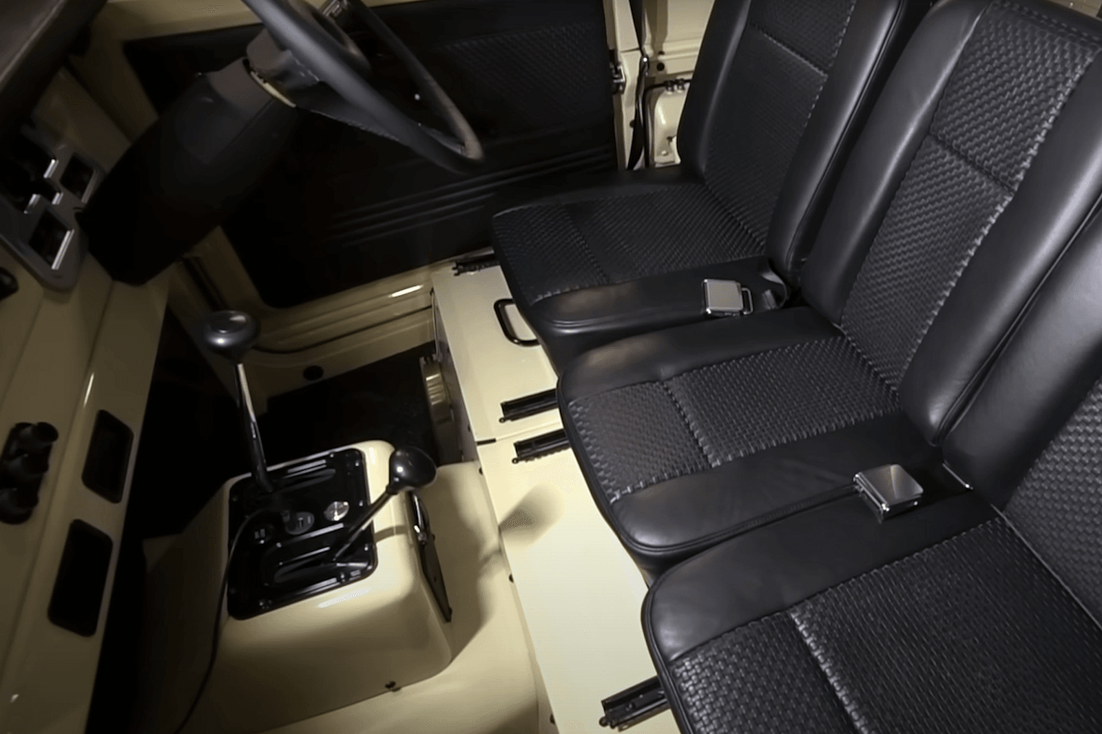 تويوتا لاندكروزر FJ تحصل على نسخة مجددة بالكامل بمظهر كلاسيكي ومحرك لكزس V8 حديث تويوتا لاندكروزر FJ تحصل على نسخة مجددة بالكامل بمظهر كلاسيكي ومحرك لكزس V8 حديث 1