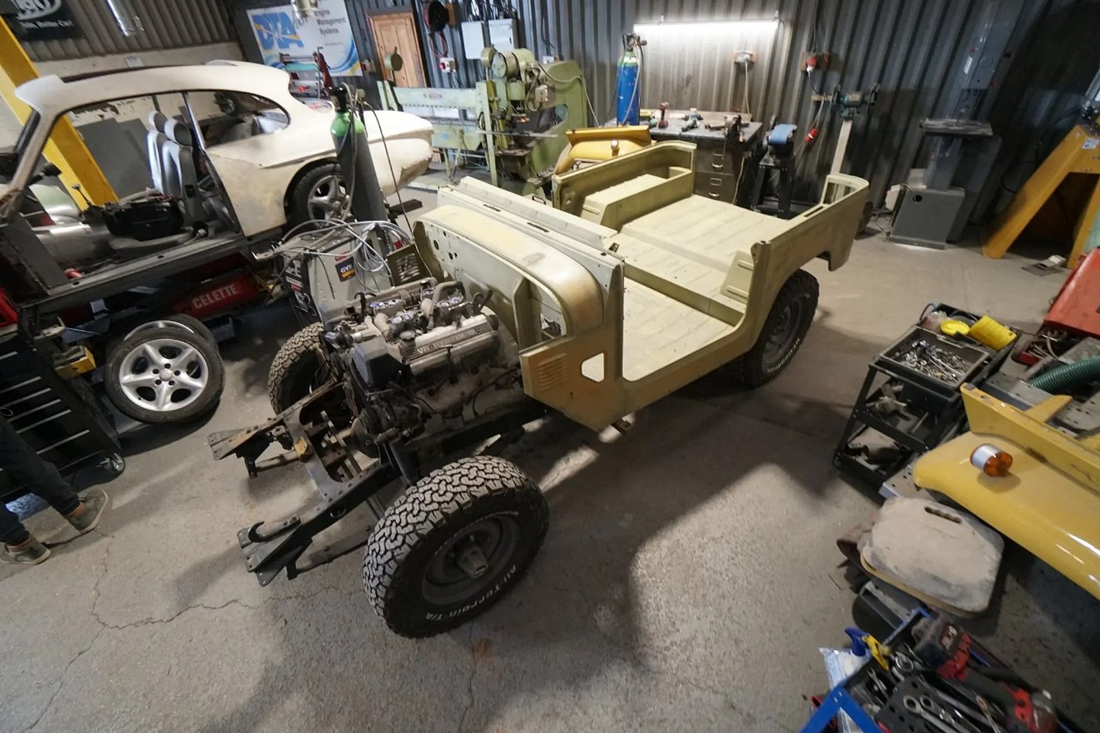 تويوتا لاندكروزر FJ تحصل على نسخة مجددة بالكامل بمظهر كلاسيكي ومحرك لكزس V8 حديث تويوتا لاندكروزر FJ تحصل على نسخة مجددة بالكامل بمظهر كلاسيكي ومحرك لكزس V8 حديث 11