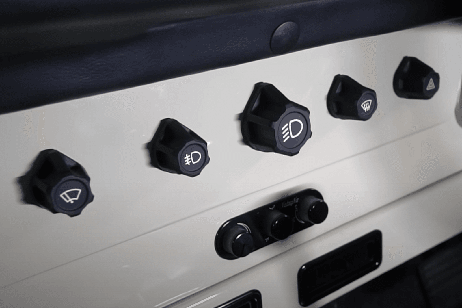 تويوتا لاندكروزر FJ تحصل على نسخة مجددة بالكامل بمظهر كلاسيكي ومحرك لكزس V8 حديث تويوتا لاندكروزر FJ تحصل على نسخة مجددة بالكامل بمظهر كلاسيكي ومحرك لكزس V8 حديث 2