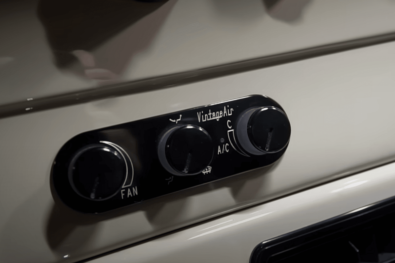 تويوتا لاندكروزر FJ تحصل على نسخة مجددة بالكامل بمظهر كلاسيكي ومحرك لكزس V8 حديث تويوتا لاندكروزر FJ تحصل على نسخة مجددة بالكامل بمظهر كلاسيكي ومحرك لكزس V8 حديث 3