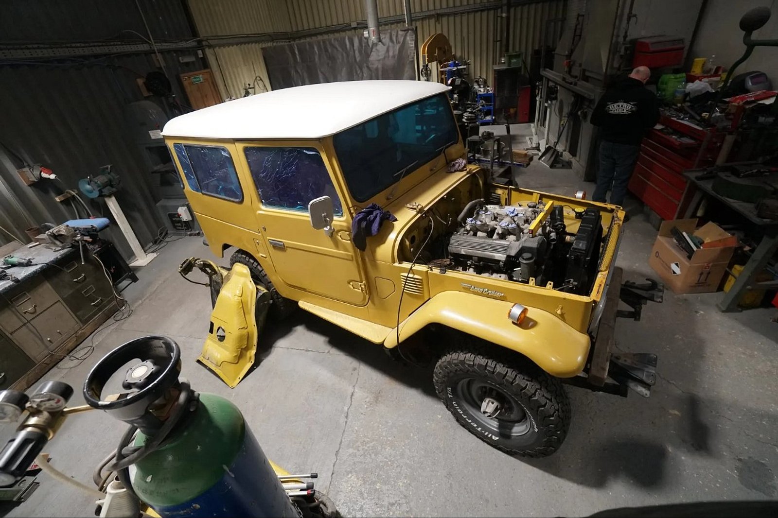 تويوتا لاندكروزر FJ تحصل على نسخة مجددة بالكامل بمظهر كلاسيكي ومحرك لكزس V8 حديث تويوتا لاندكروزر FJ تحصل على نسخة مجددة بالكامل بمظهر كلاسيكي ومحرك لكزس V8 حديث 15