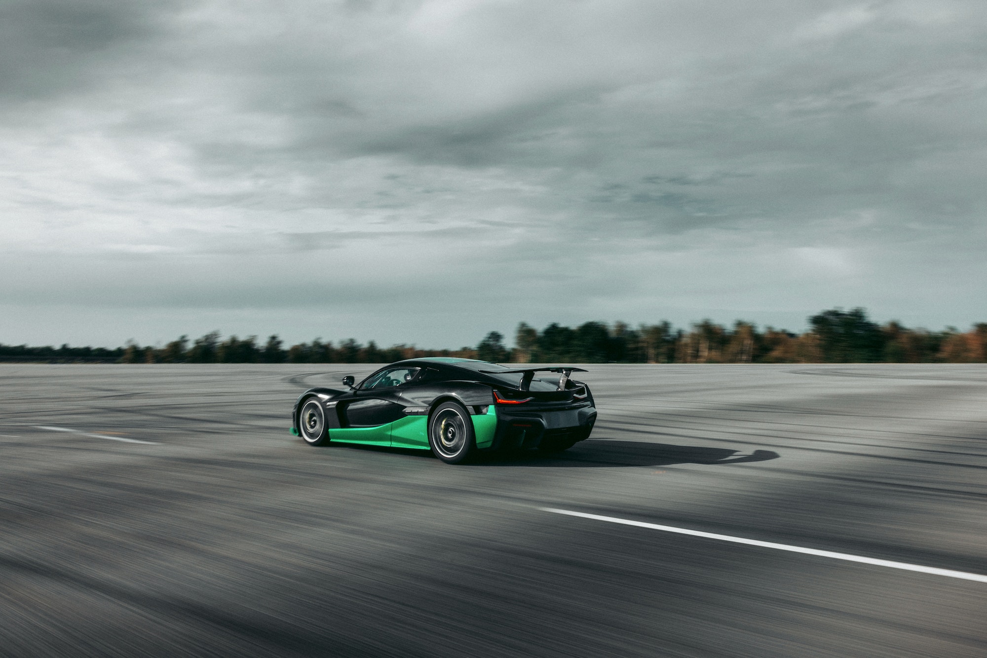 ريماك نيفيرا تسحق رقم قياسي جديد للسرعة، هذه المرة بالقيادة العكسية للوراء 8