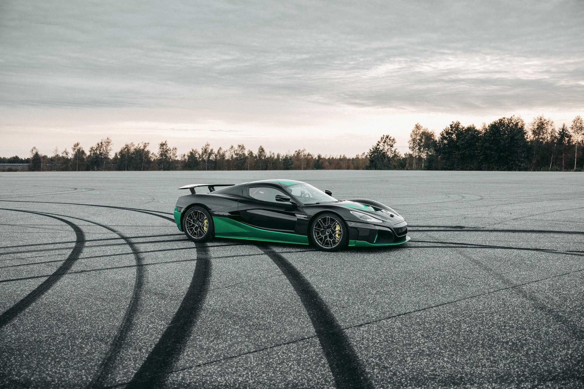 ريماك نيفيرا تسحق رقم قياسي جديد للسرعة، هذه المرة بالقيادة العكسية للوراء ريماك نيفيرا تسحق رقم قياسي جديد للسرعة، هذه المرة بالقيادة العكسية للوراء 7