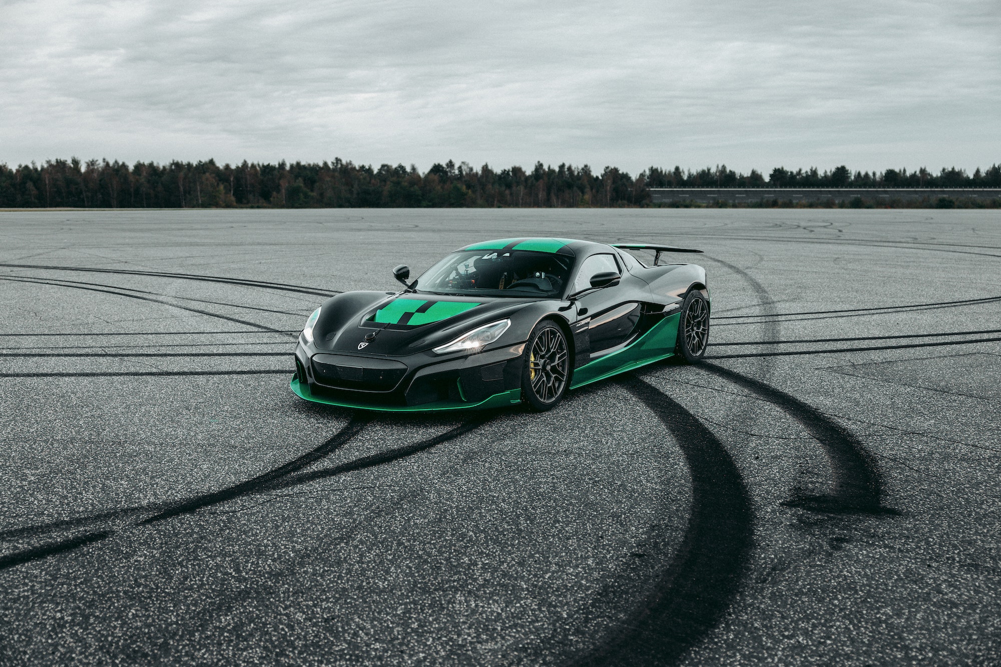 ريماك نيفيرا تسحق رقم قياسي جديد للسرعة، هذه المرة بالقيادة العكسية للوراء ريماك نيفيرا تسحق رقم قياسي جديد للسرعة، هذه المرة بالقيادة العكسية للوراء 6