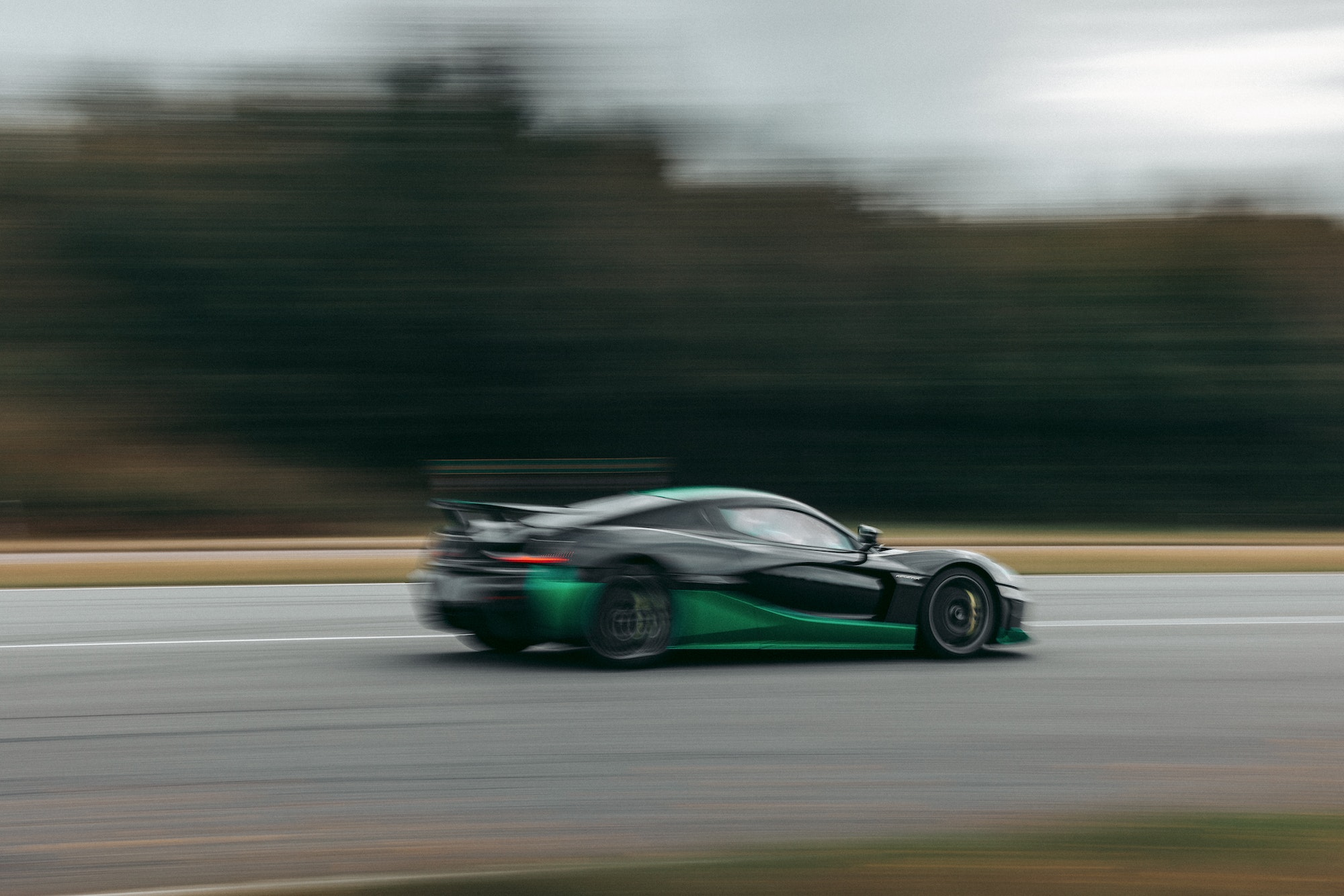 ريماك نيفيرا تسحق رقم قياسي جديد للسرعة، هذه المرة بالقيادة العكسية للوراء ريماك نيفيرا تسحق رقم قياسي جديد للسرعة، هذه المرة بالقيادة العكسية للوراء 3