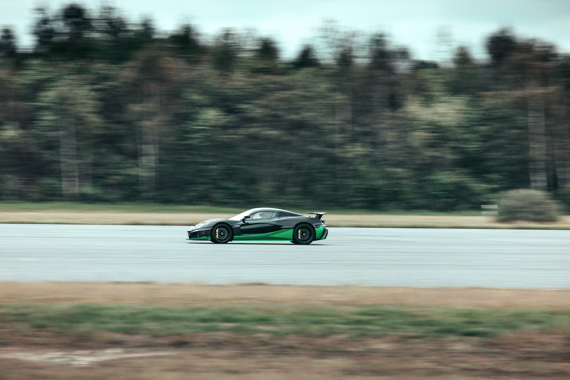 ريماك نيفيرا تسحق رقم قياسي جديد للسرعة، هذه المرة بالقيادة العكسية للوراء 2