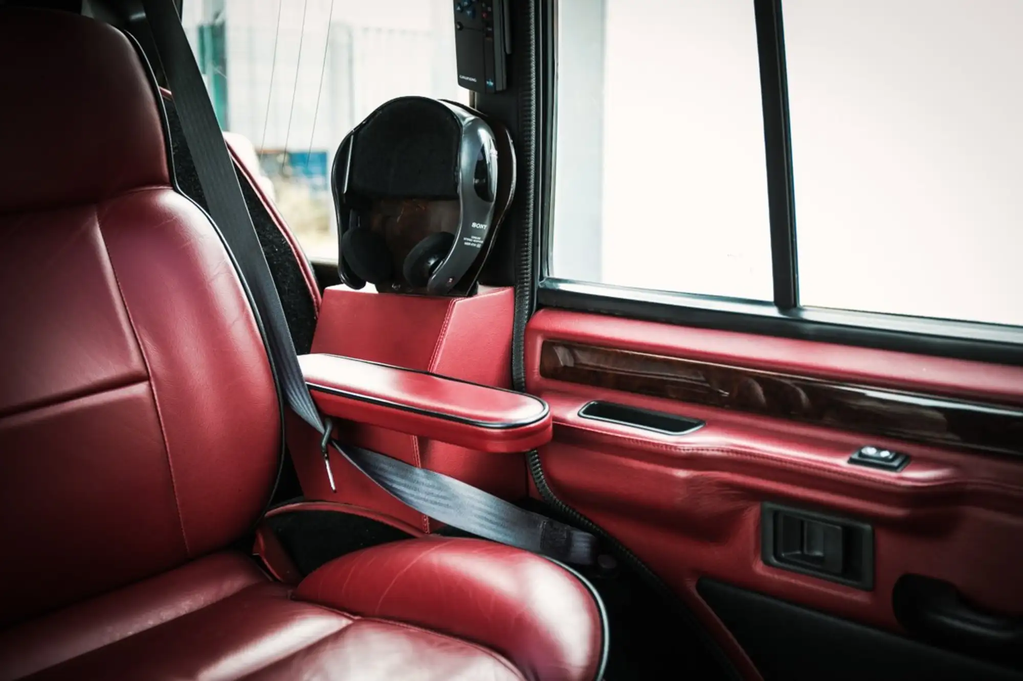 رنج روفر ليموزين 1994 فريدة من نوعها بُنيت لعائلة بروناي الملكية تُعرض للبيع في مزاد رنج روفر ليموزين 1994 فريدة من نوعها بُنيت لعائلة بروناي الملكية تُعرض للبيع في مزاد 3