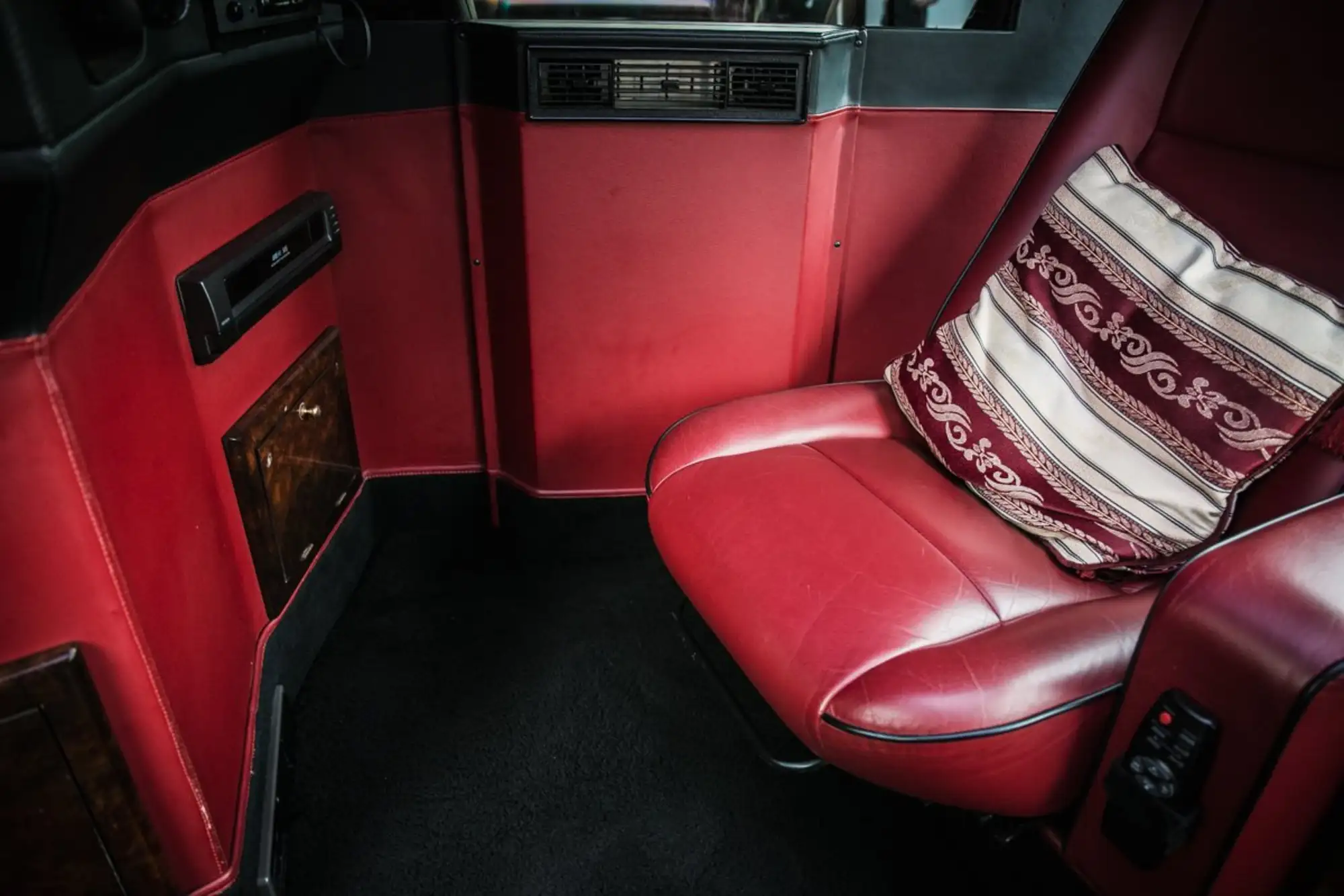 رنج روفر ليموزين 1994 فريدة من نوعها بُنيت لعائلة بروناي الملكية تُعرض للبيع في مزاد رنج روفر ليموزين 1994 فريدة من نوعها بُنيت لعائلة بروناي الملكية تُعرض للبيع في مزاد 5