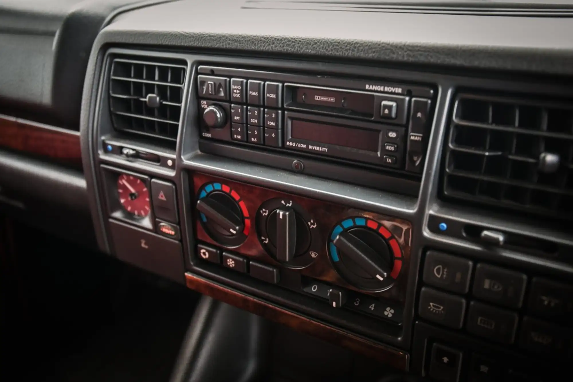 رنج روفر ليموزين 1994 فريدة من نوعها بُنيت لعائلة بروناي الملكية تُعرض للبيع في مزاد رنج روفر ليموزين 1994 فريدة من نوعها بُنيت لعائلة بروناي الملكية تُعرض للبيع في مزاد 9