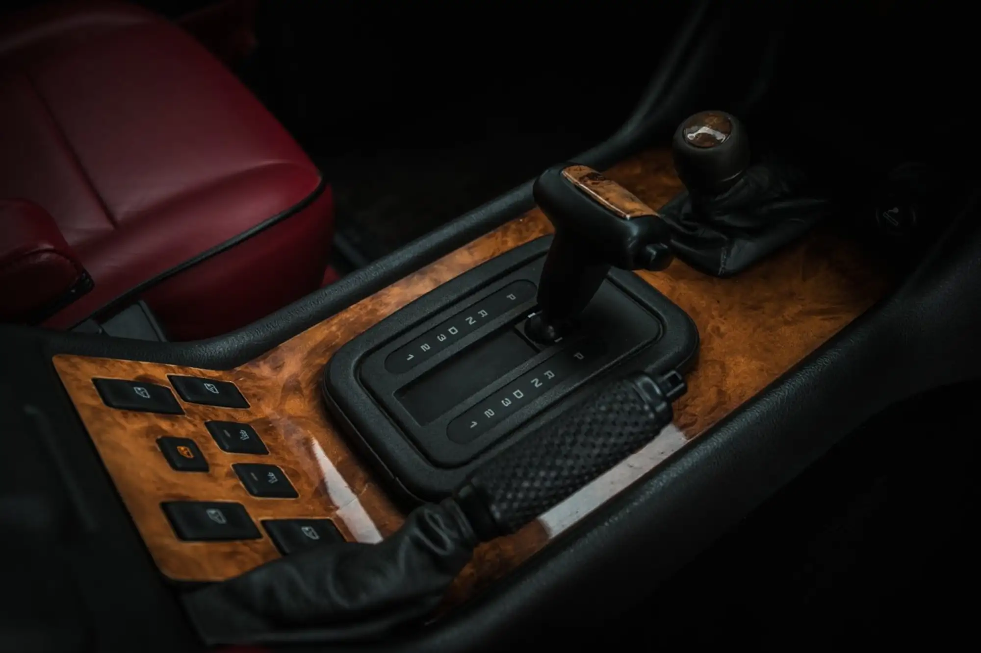 رنج روفر ليموزين 1994 فريدة من نوعها بُنيت لعائلة بروناي الملكية تُعرض للبيع في مزاد رنج روفر ليموزين 1994 فريدة من نوعها بُنيت لعائلة بروناي الملكية تُعرض للبيع في مزاد 8