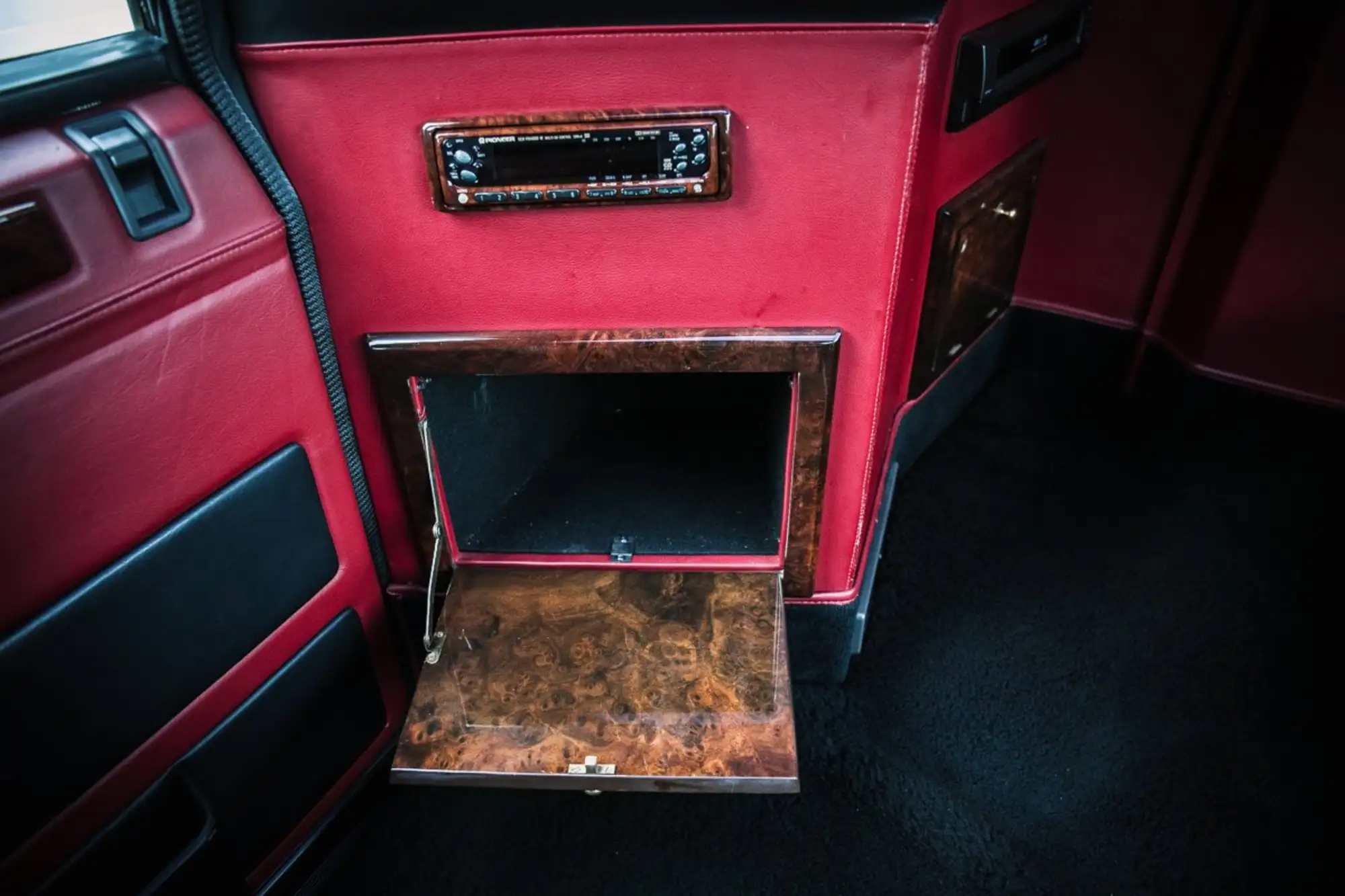 رنج روفر ليموزين 1994 فريدة من نوعها بُنيت لعائلة بروناي الملكية تُعرض للبيع في مزاد رنج روفر ليموزين 1994 فريدة من نوعها بُنيت لعائلة بروناي الملكية تُعرض للبيع في مزاد 6