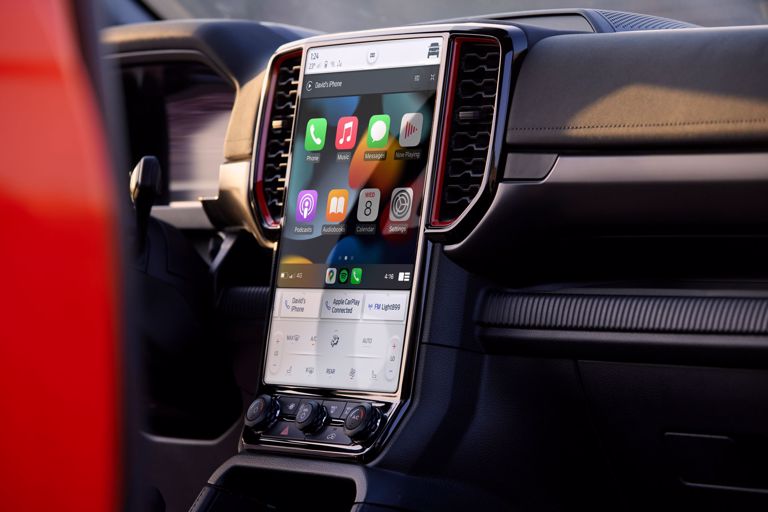 سعر فورد رينجر رابتر 2023 وجولة على تجهيزات البيك اب البارزة في السعودية سعر فورد رينجر رابتر 2023 الشاشة