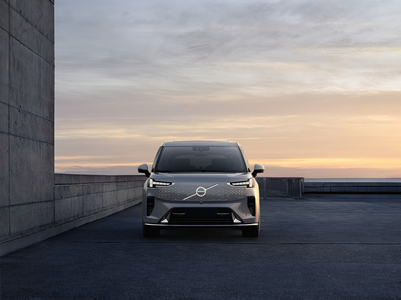 فولفو EM90 هي أول ميني فان كهربائية فاخرة للعلامة السويدية بمدى يتجاوز 730 كيلومتر! فولفو EM90 هي أول ميني فان كهربائية فاخرة للعلامة السويدية بمدى يتجاوز 730 كيلومتر! 24