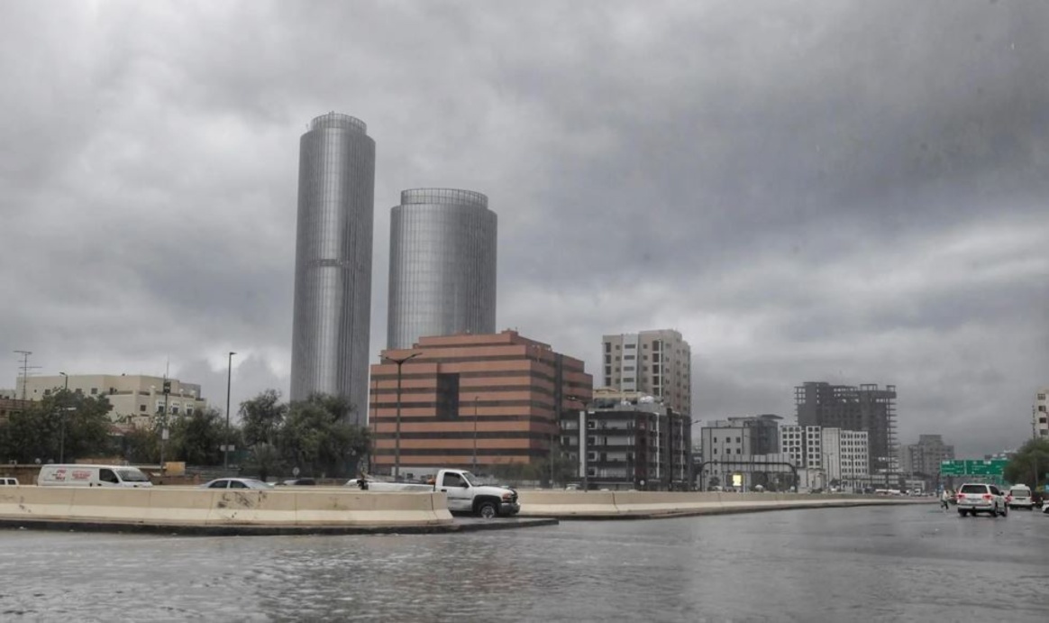 "المرور" يوجه 6 إرشادات هامة لقيادة سليمة تحت الأمطار "المرور" يوجه 6 إرشادات هامة لقيادة سليمة تحت الأمطار 2