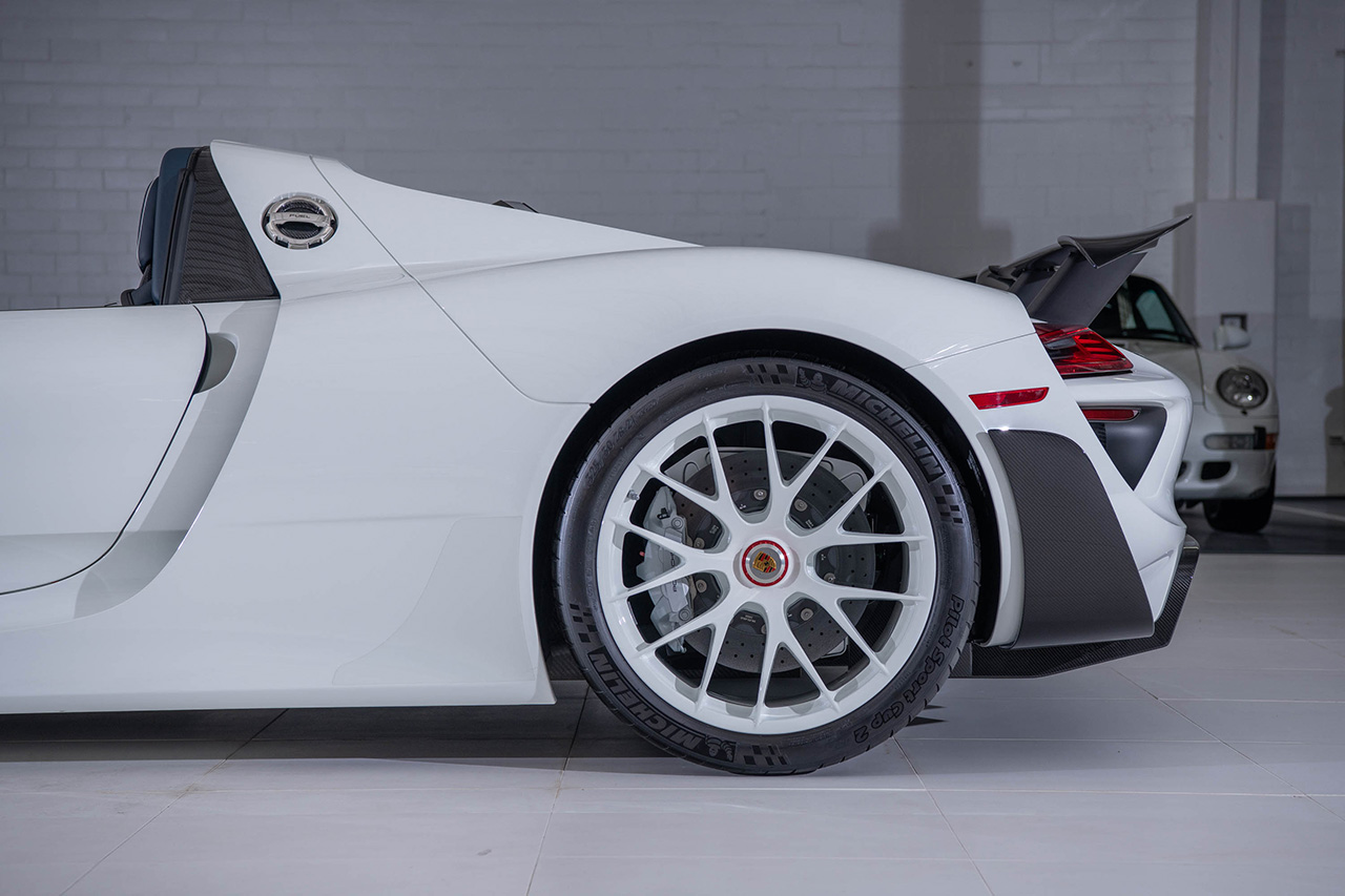 بورش 918 سبايدر بإصدار حصري للغاية تحقق سعر قياسي جديد بعد بيعها في مزاد علني بورش 918 سبايدر بإصدار حصري للغاية تحقق سعر قياسي جديد بعد بيعها في مزاد علني 17