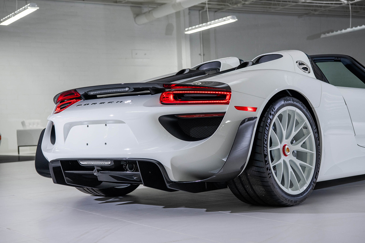 بورش 918 سبايدر بإصدار حصري للغاية تحقق سعر قياسي جديد بعد بيعها في مزاد علني بورش 918 سبايدر بإصدار حصري للغاية تحقق سعر قياسي جديد بعد بيعها في مزاد علني 12