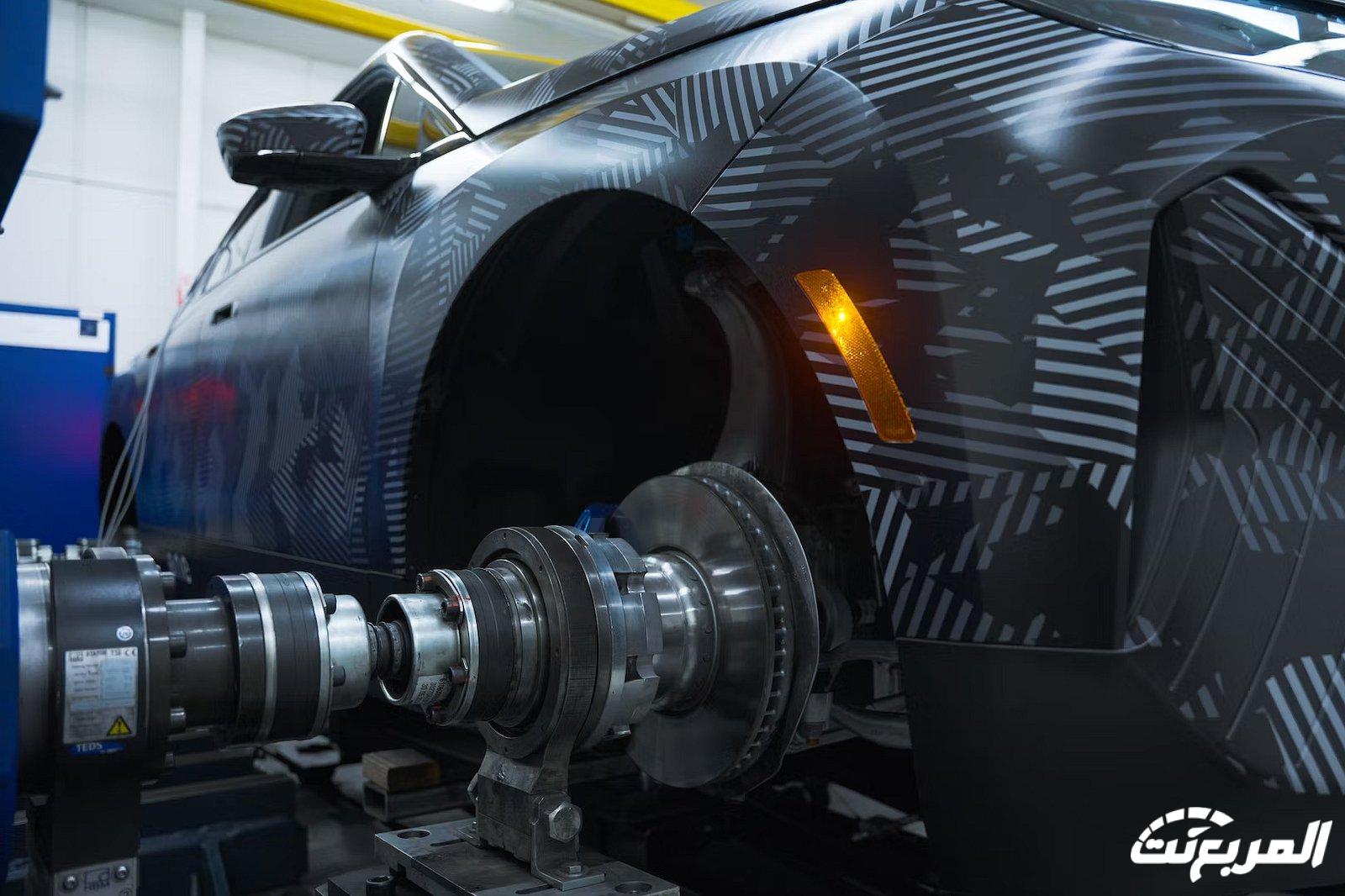 بي ام دبليو iX الكهربائية تحقق مدى حركة يتجاوز 970 كيلومتر بشحنة واحدة باستخدام تقنية متقدمة لصناعة البطاريات بي ام دبليو iX