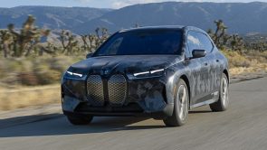 بي ام دبليو iX الكهربائية تحقق مدى حركة يتجاوز 970 كيلومتر بشحنة واحدة باستخدام تقنية متقدمة لصناعة البطاريات بي ام دبليو iX