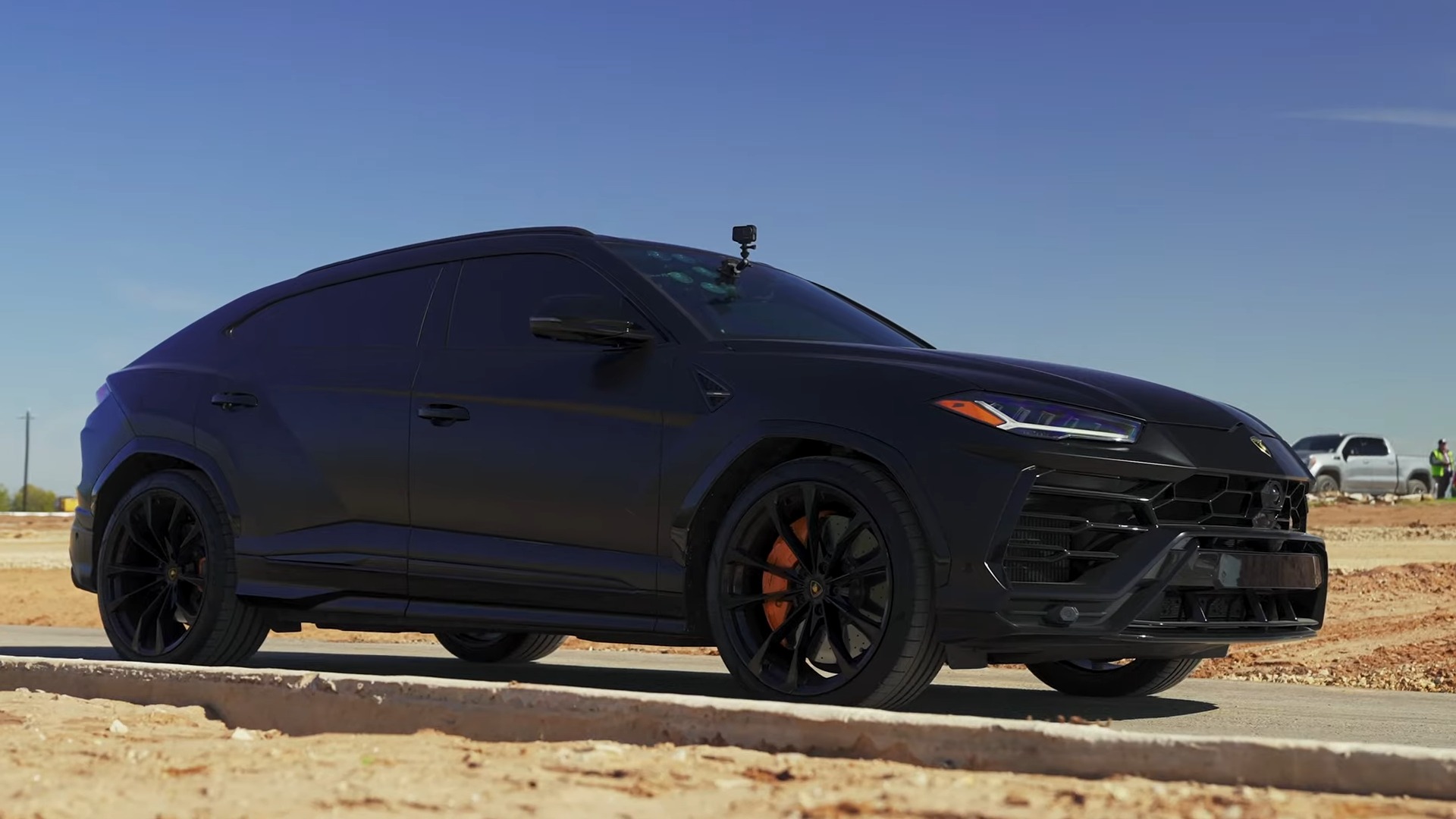 تيسلا سايبرتراك تسحق لامبورجيني اوروس في سباقات التسارع تيسلا سايبرتراك ولامبورجيني اوروس